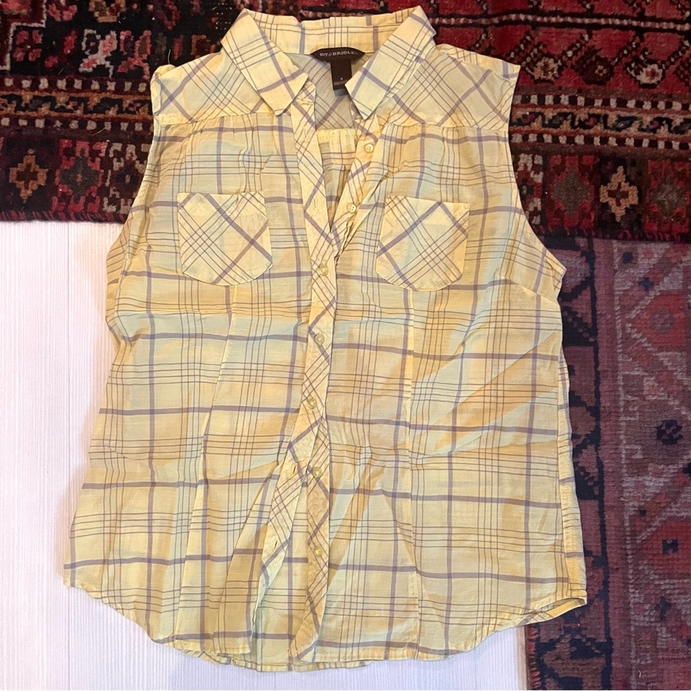 🛍️ Yellow plaid sleeveless shirt